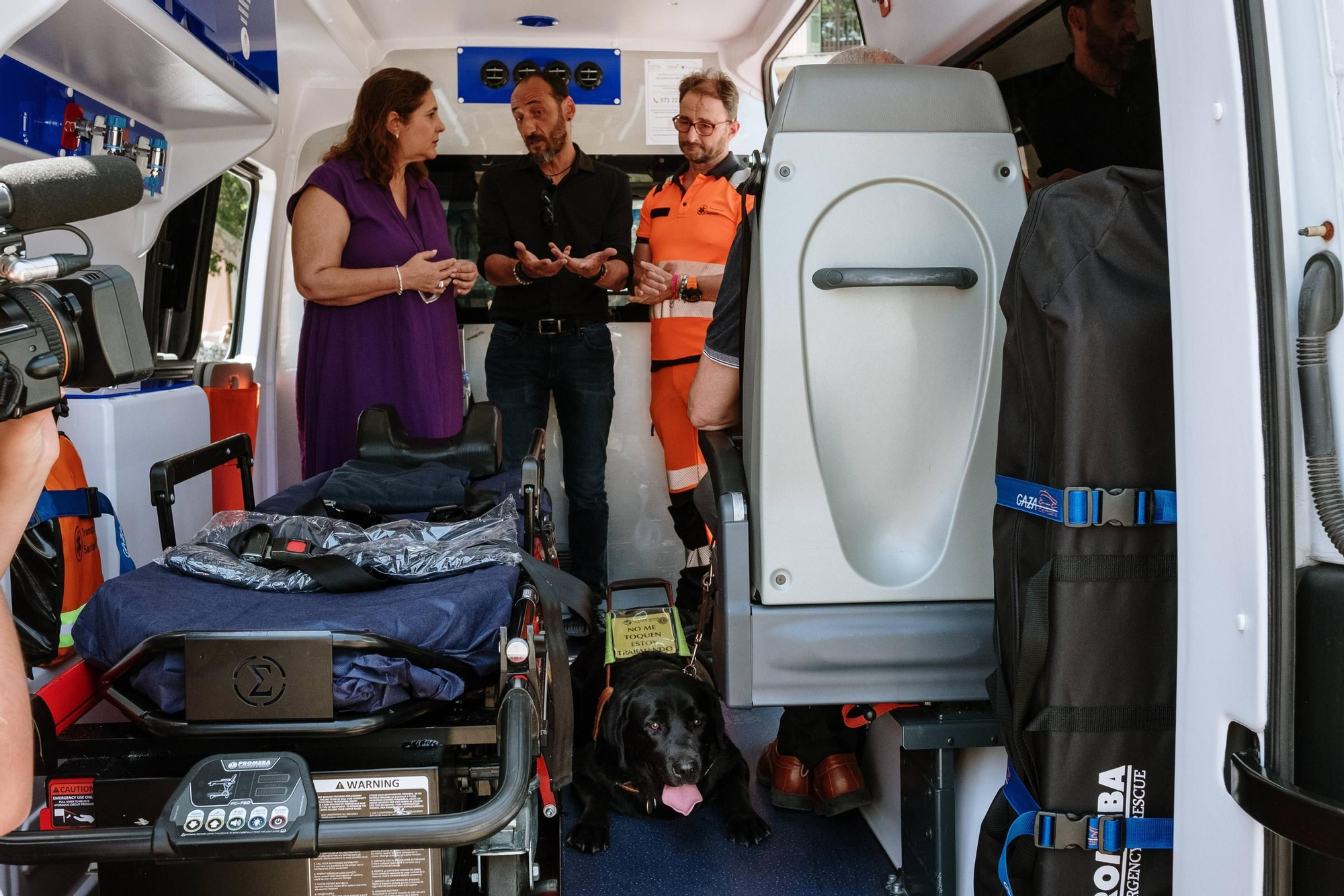 Los perros guía para pacientes con discapacidad ya pueden subir a las ambulancias en Baleares