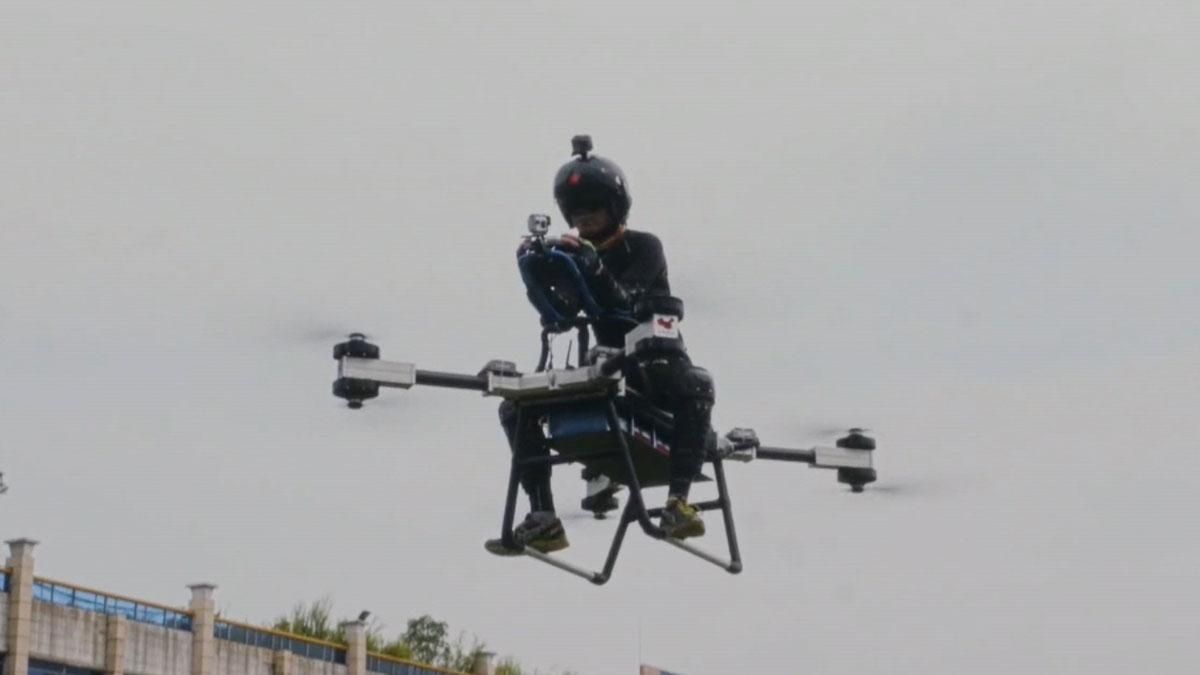 Un inventor chino cumple su sueño de construir una moto voladora.