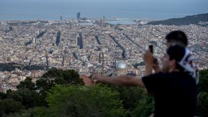 Dos jóvenes observando la ciudad de Barcelona