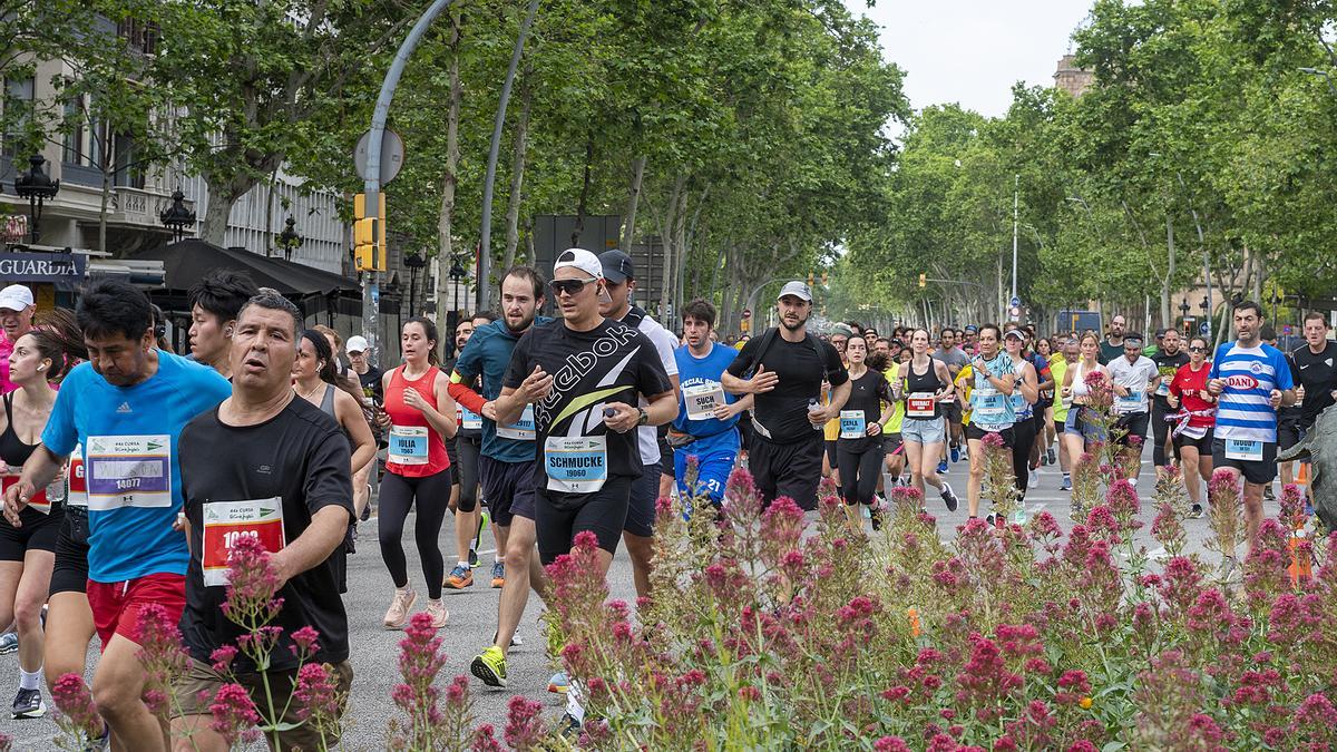 Los participantes recorren la Gran Vía a la altura de Rambla de Catalunya durante la 44 edición de la Cursa de El Corte Inglés