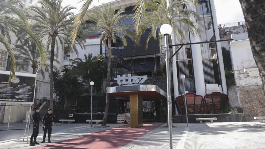 Dos policías nacionales, a las puertas de Tito&#039;s durante un registro en febrero pasado.