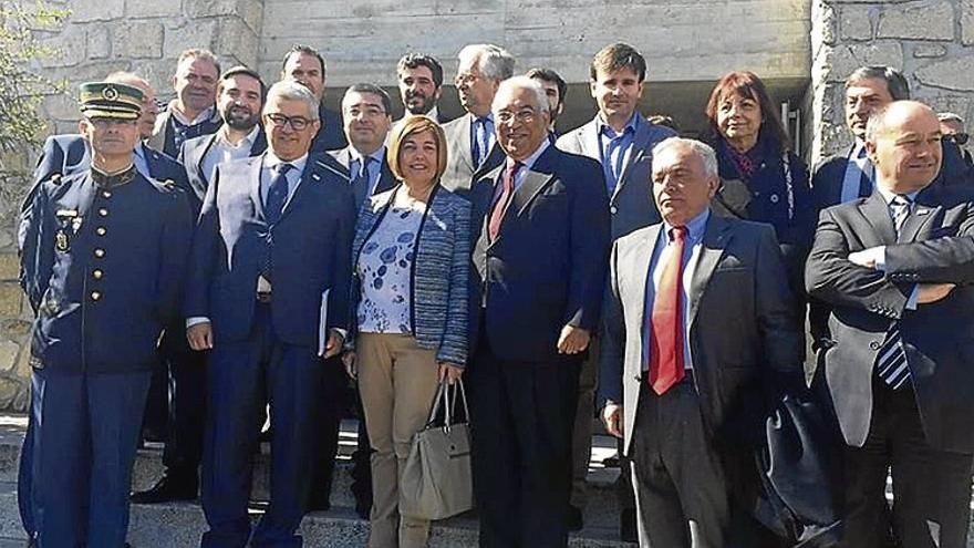 Cordero y el primer ministro luso, en un foro rayano