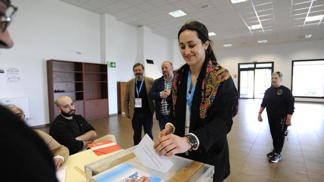 Ariadna Fernández deposita su voto, el domingo, en el colegio electoral de Goiás.