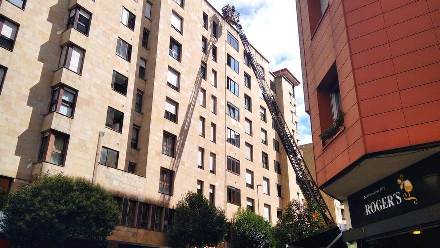 VÍDEO: Rescatan a una persona mayor que se subió al tejado de un noveno piso en Gijón