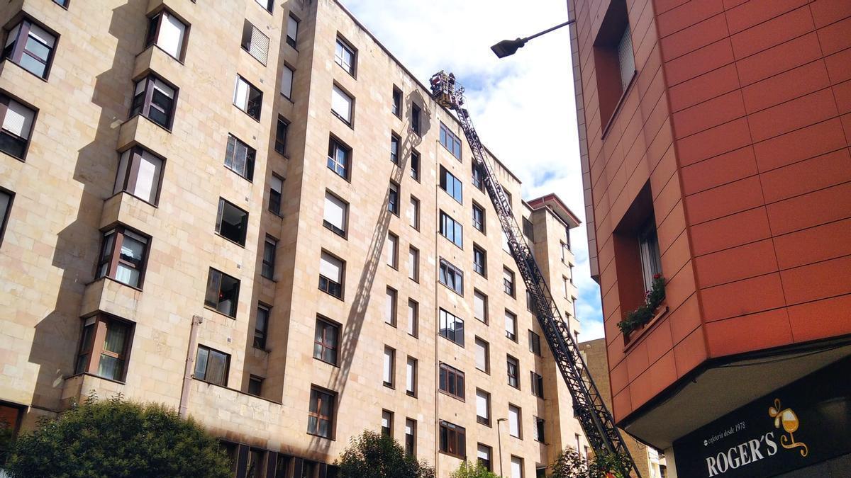VÍDEO: Rescatan a una persona mayor que se subió al tejado de un noveno piso en Gijón