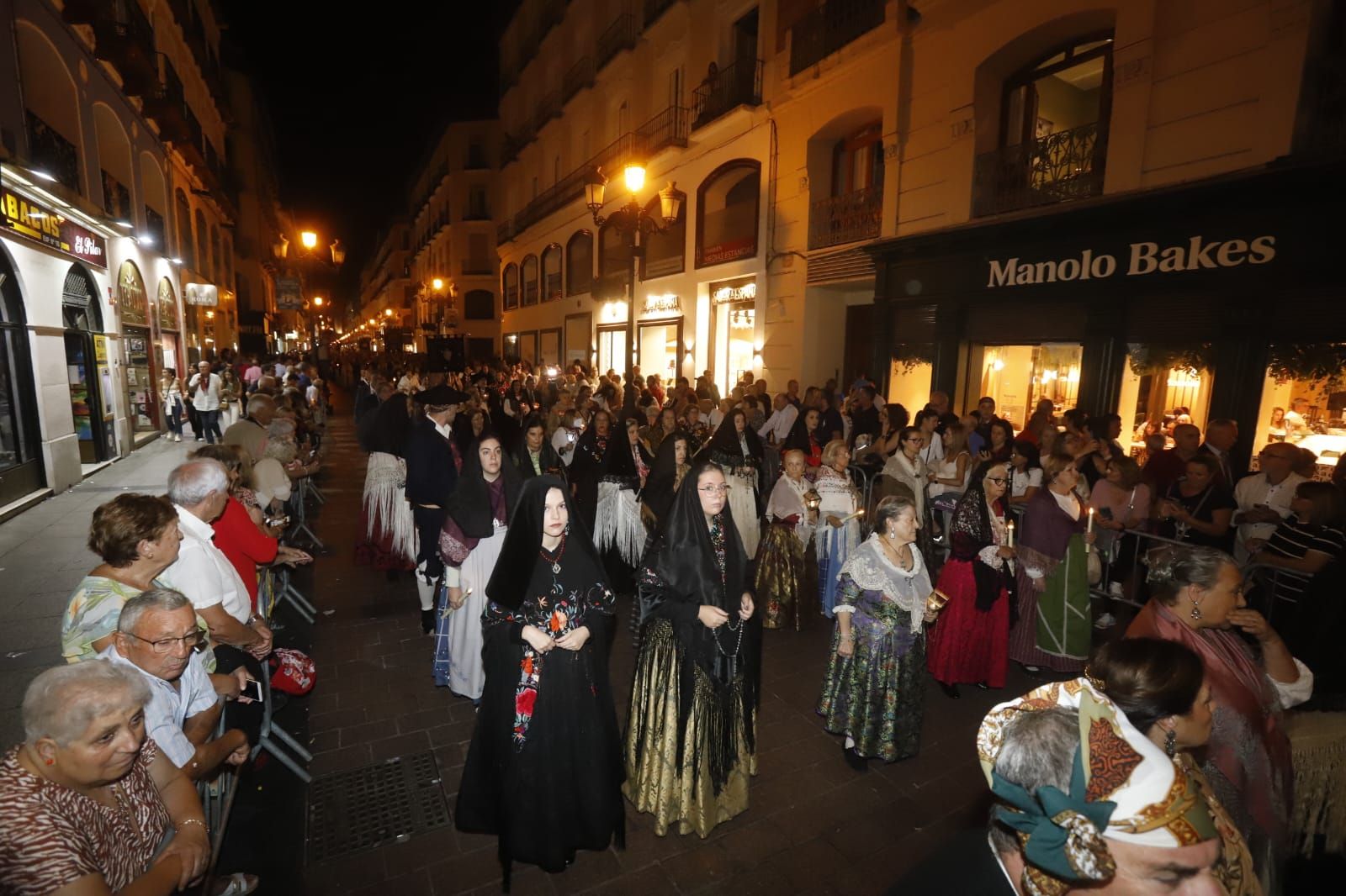 En imágenes | El Rosario de Cristal ya deslumbra por las calles de Zaragoza