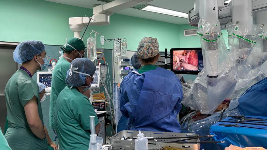 El HUC, quinto hospital de España en realizar un trasplante renal de donante vivo con cirugía robótica