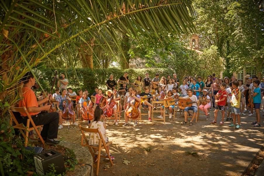 El campamento musical arranca con un encuentro con el exótico instrumento asiático