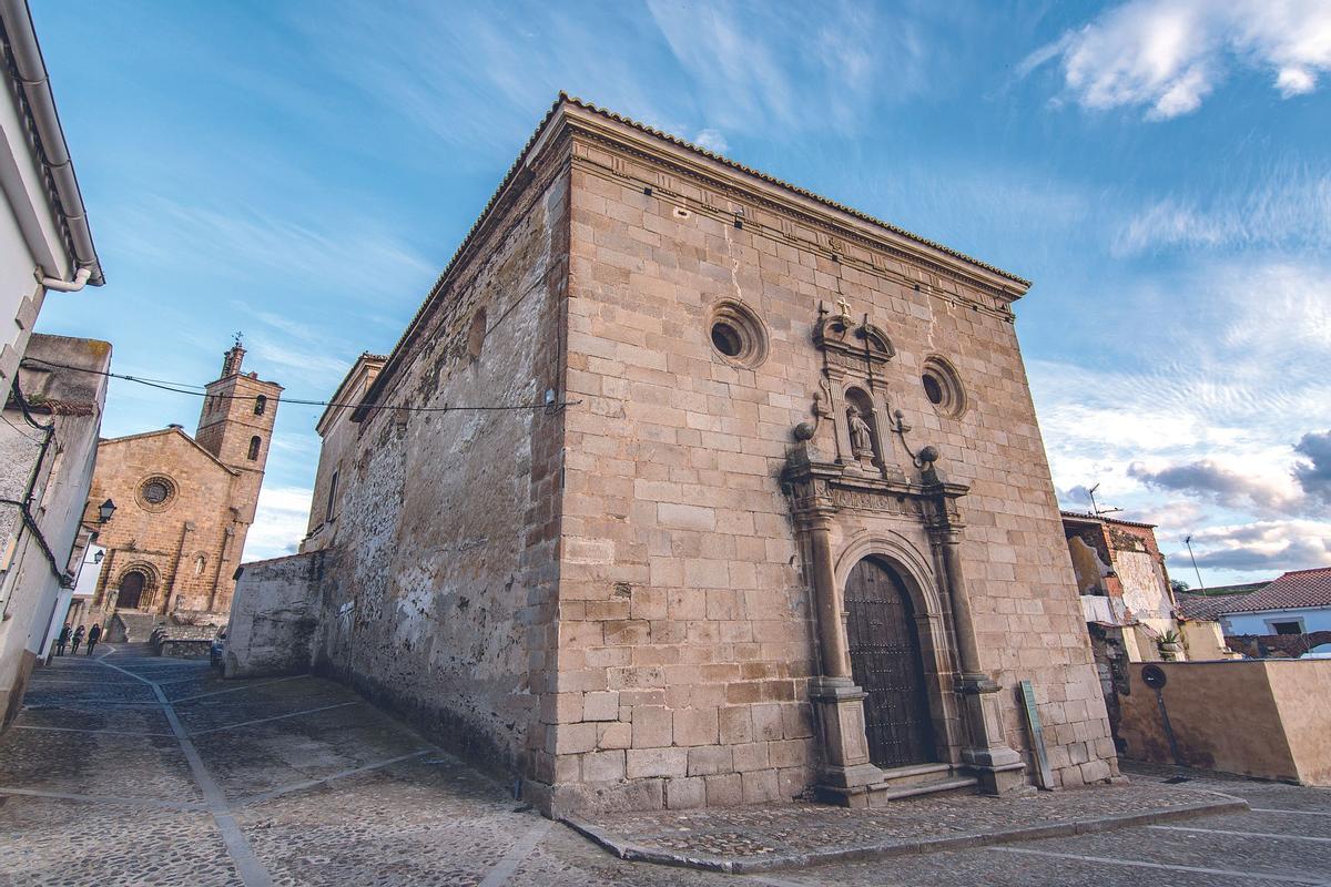 Alcántara, un abrazo entre agua y patrimonio Iglesia de San Pedro.