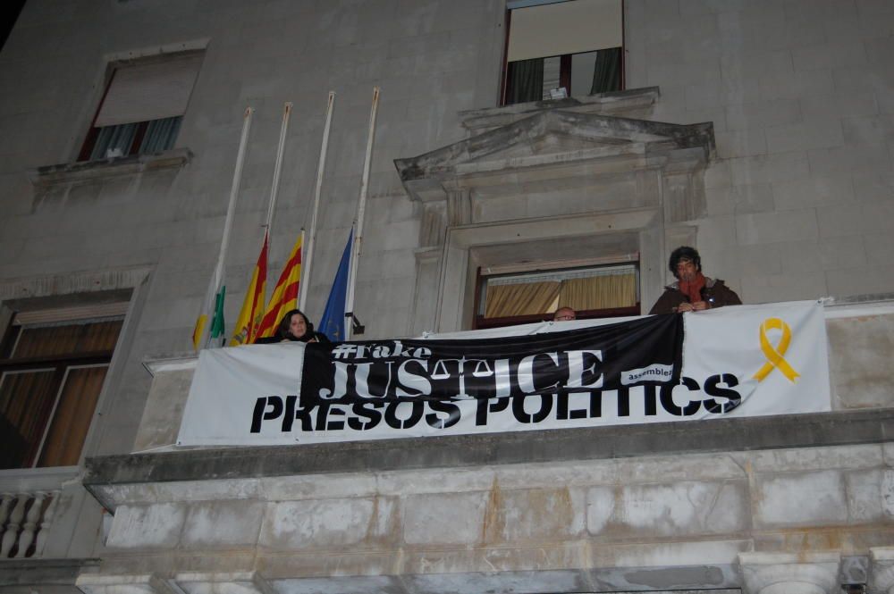 Protesta a la plaça de l'Ajuntament de Figueres