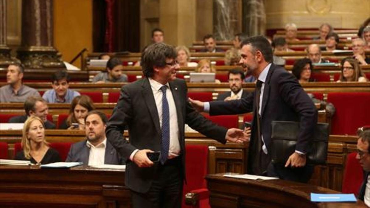 Puigdemont y el 'conseller' Santi Vila, ayer, en el Parlament.