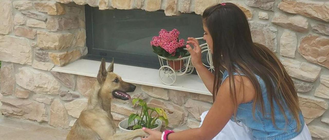 Raquel Colunga, con su perro “Narco”.