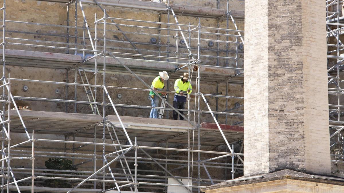 Dos operarios trabajando en una obra en Ontinyent.