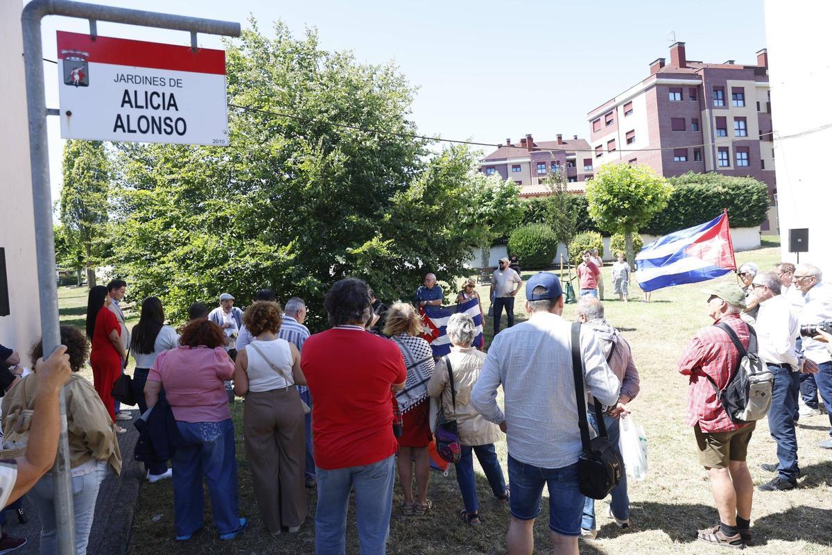 Asistentes al acto en Roces.