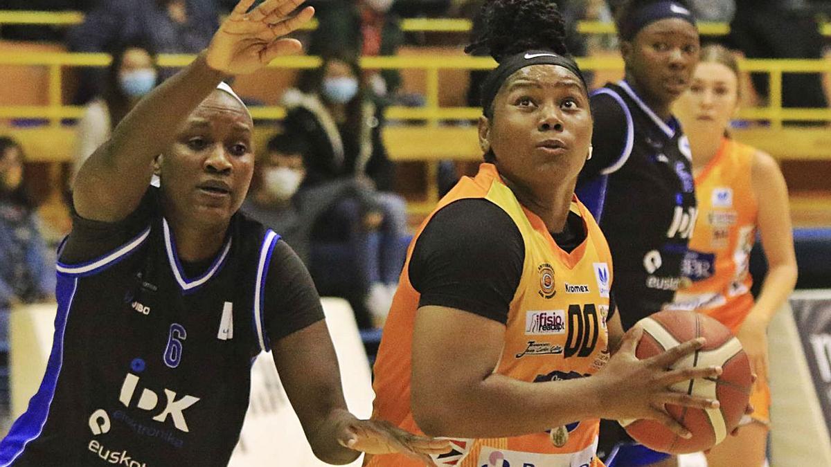 Amy Okonkwo, con el balón, en el partido del pasado sábado contra IDK Euskotren. |