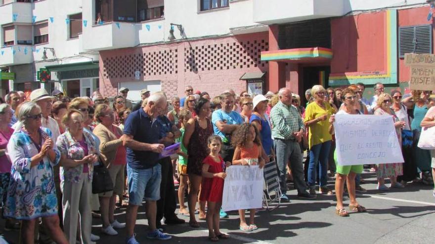 Algunos de los manifestantes durante la protesta en Lastres, ayer.