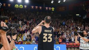 Mirotic hace un corazón con las manos agradeciendo el respaldo que le ha mostrado el Palau.