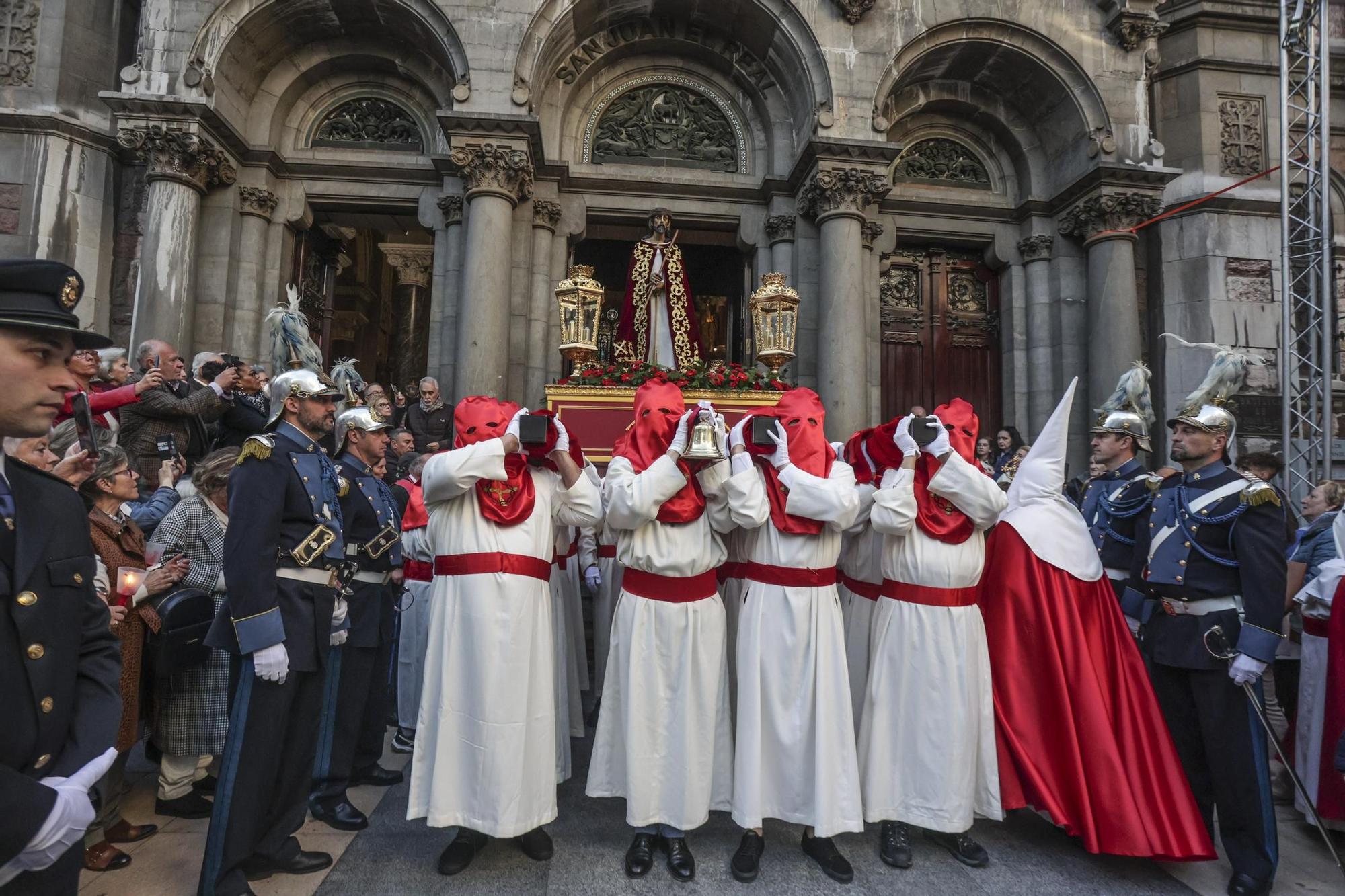 "Toda su vida fue maltratado y finalmente alguien miraba por él": las fotos de la procesión de Jesús Cautivo en Oviedo