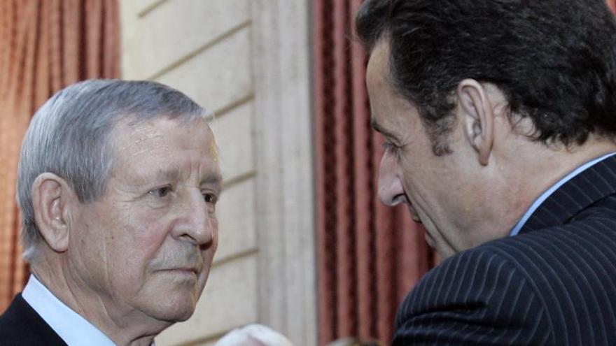 Nicolas Sarkozy condecora a Raymond Kopa en 2008.