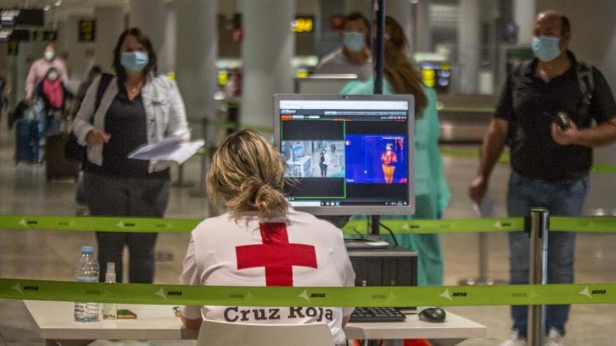 Control en el aeropuerto a los pasajeros que llegan