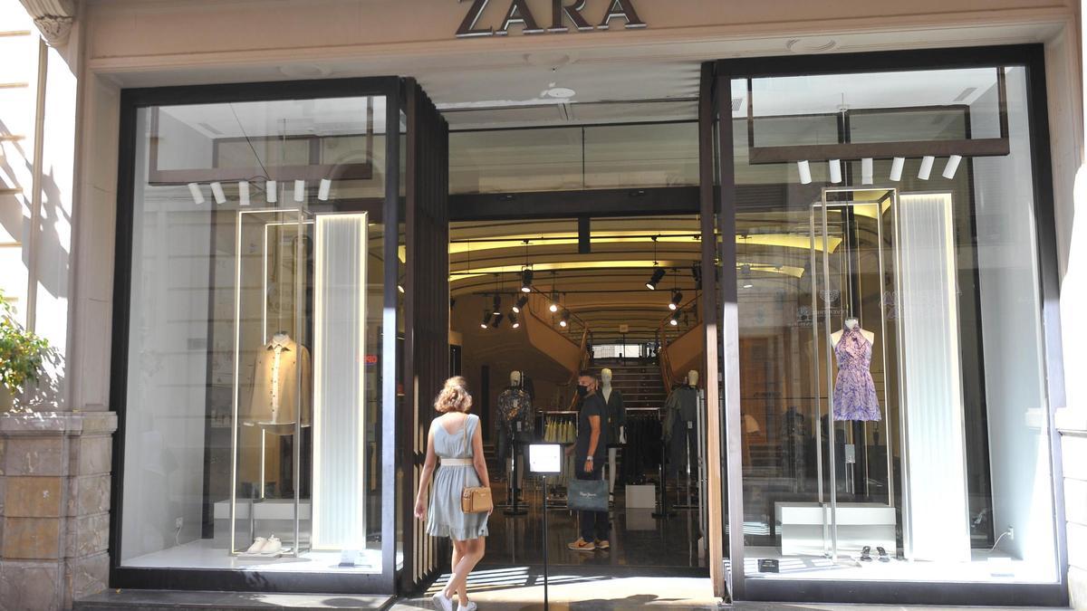 Último día de apertura de Zara en el centro de Elche. Matías Segarra