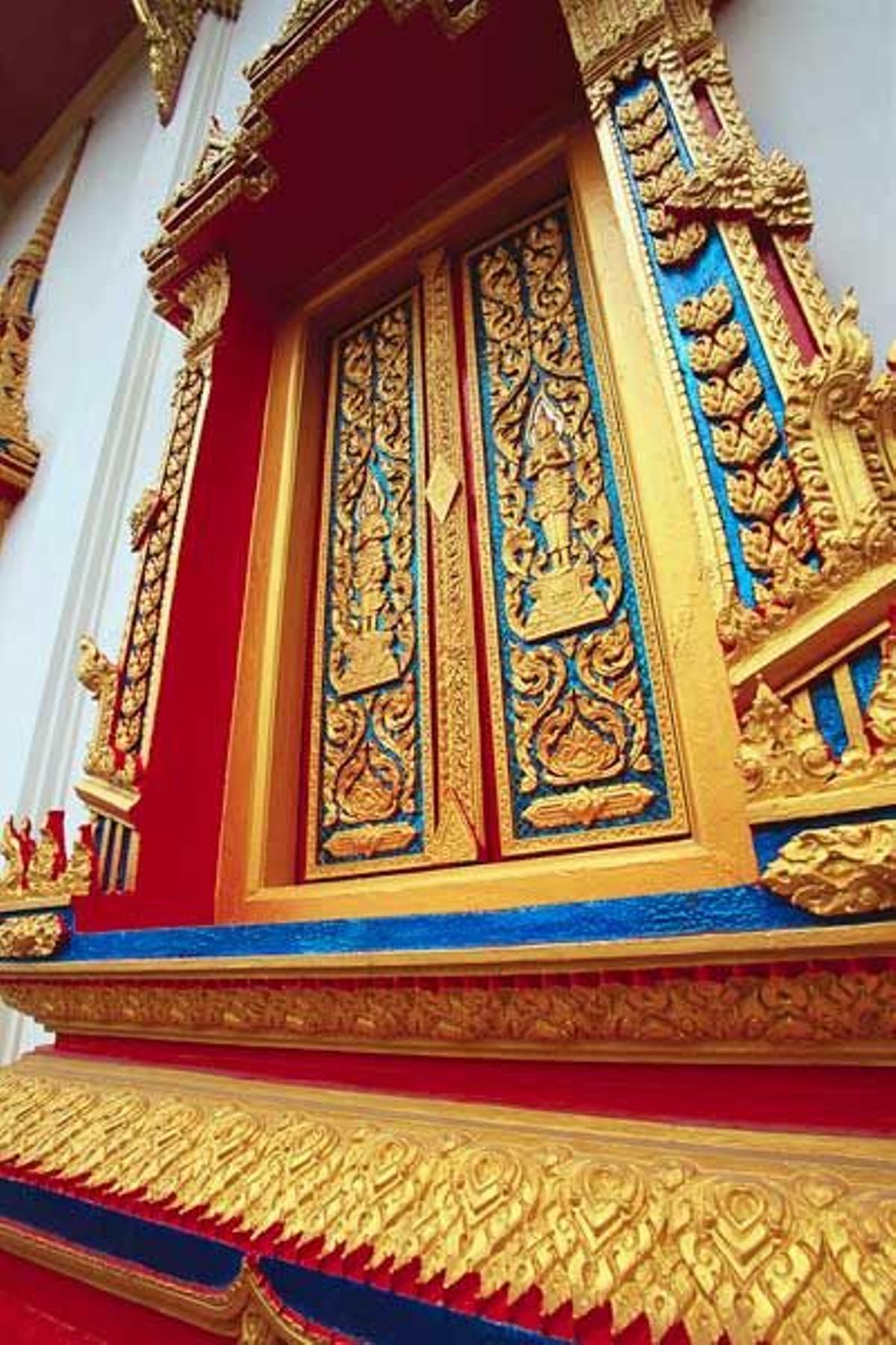 Puerta ornamentada en dorado de Wat Chalong.