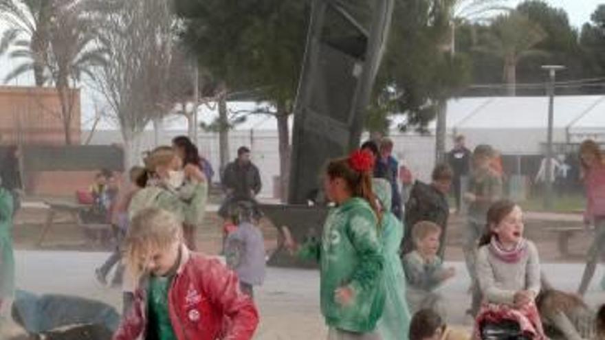 una gran diversidad de actos abarrotó de gente la carpa del carnaval y la del Fora Forat.Los niños lo pasaron en grande participando en una curiosa batalla de harina de la que salieron pintados de blanco. El concurso de mascotas disfrazadas contó una alta participación y los disfraces de animales y dueños no dejaron indiferente a nadie. Cada vez son más las reinas infantiles de las comparsas y, por ello, las niñas también disfrutaron de una gala en la que ellas fueron las protagonistas Las paellas reunieron a miles de personas en varios puntos del municipio f r.m.