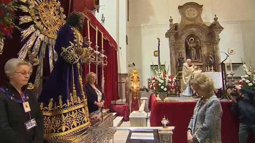 La reina Sofía acude a una ofrenda pero no toca la imagen de Jesús de Medinaceli