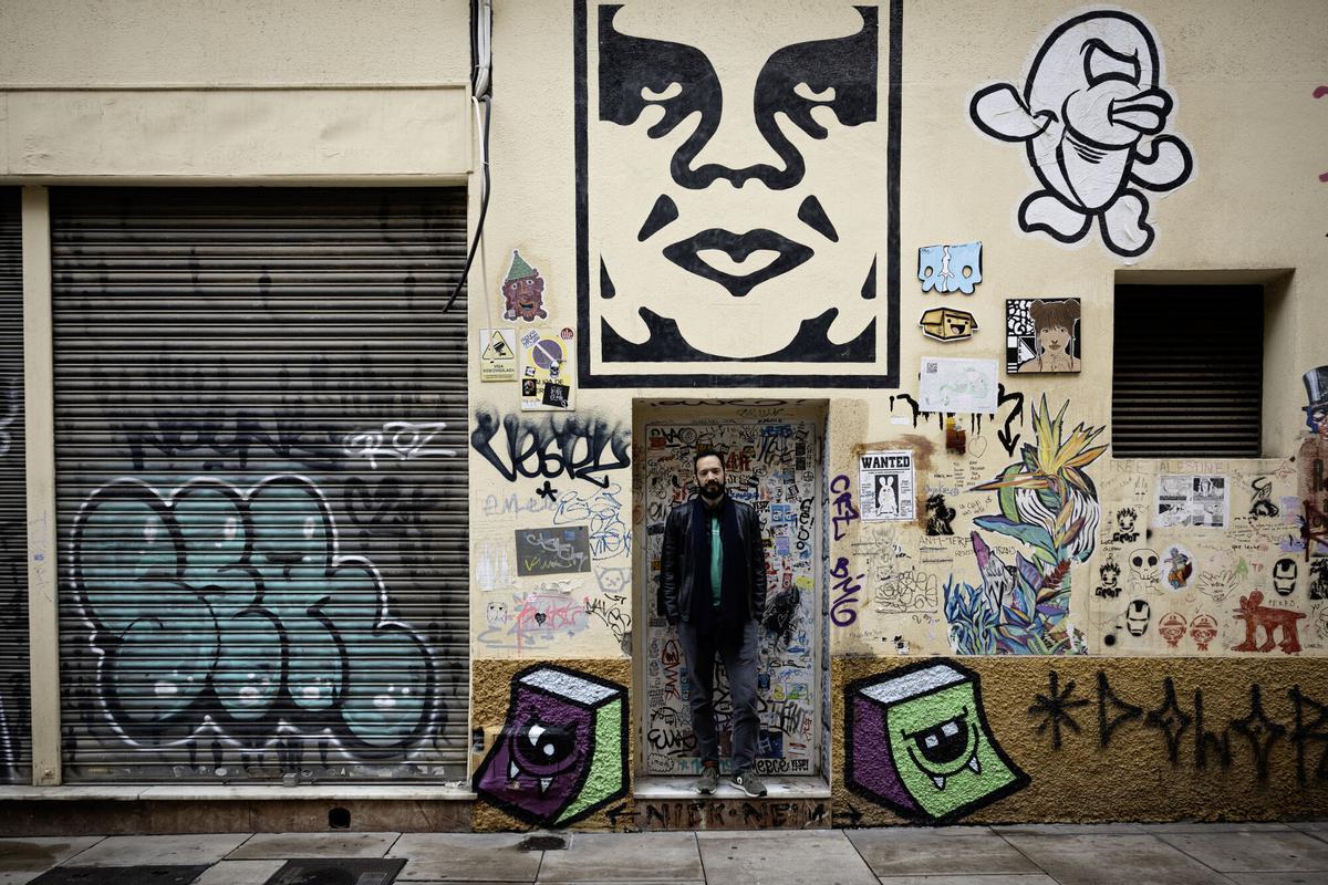 MÁLAGA, 04/03/2025.- El escritor venezolano Rodrigo Blanco Calderón (Caracas, 1981), posa durante una entrevista con EFE donde habla sobre su libro "Venecos", en el que ha reunido trece cuentos que tienen como hilo conductor la emigración masiva de su país, y ha dicho que siente que este, "la mayoría de las veces, es un arma arrojadiza en la polaridad política que hay en España", este martes en una calle de Málaga. EFE/Jorge Zapata