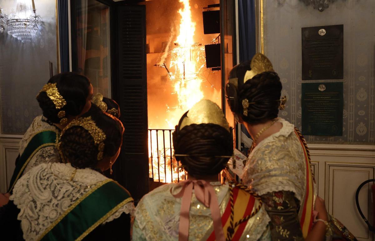 GALERÍA - Una despedida a la llum de les fogueres GALERÍA - Una despedida a la llum de les fogueres