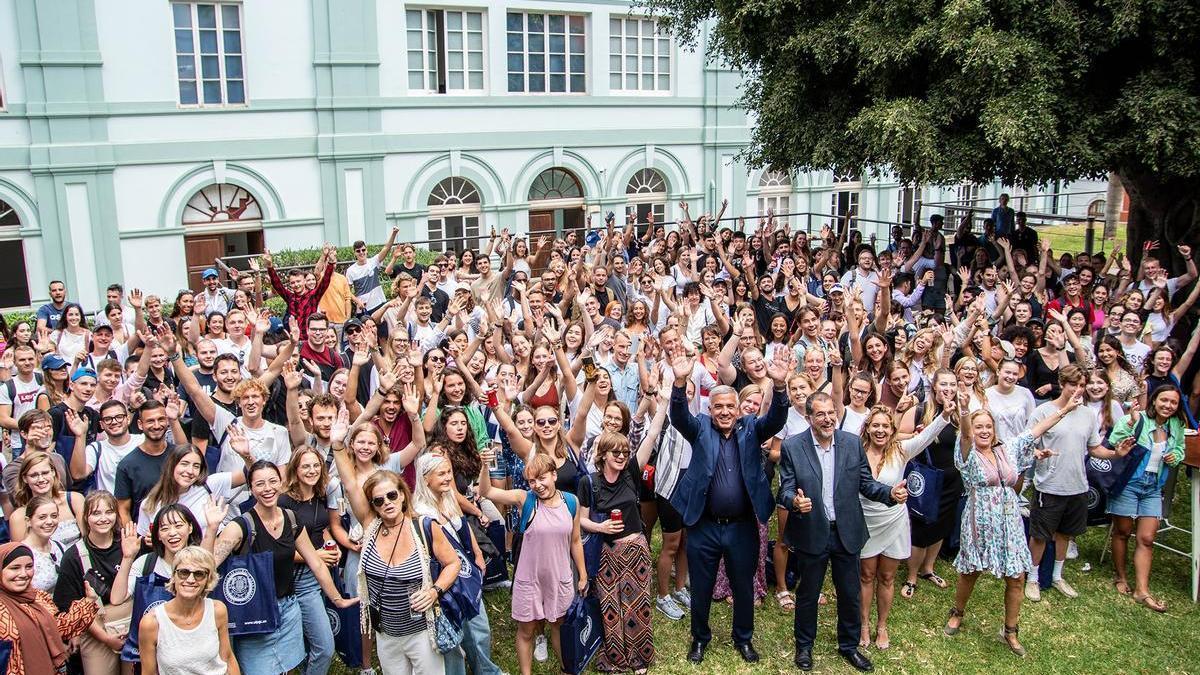 Foto de familia del alumnado de intercambio junto con el rector de la ULPGC (en el centro de la imagen en primera fila) tras el acto de bienvenida.