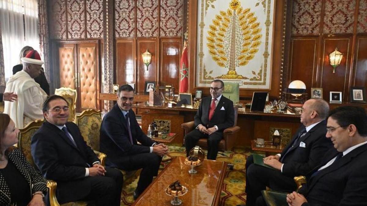 El presidente del Gobierno, Pedro Sánchez, y el ministro de Exteriores, José Manuel Albares, con el rey marroquí, Mohamed VI, en Rabat en febrero de 2024.