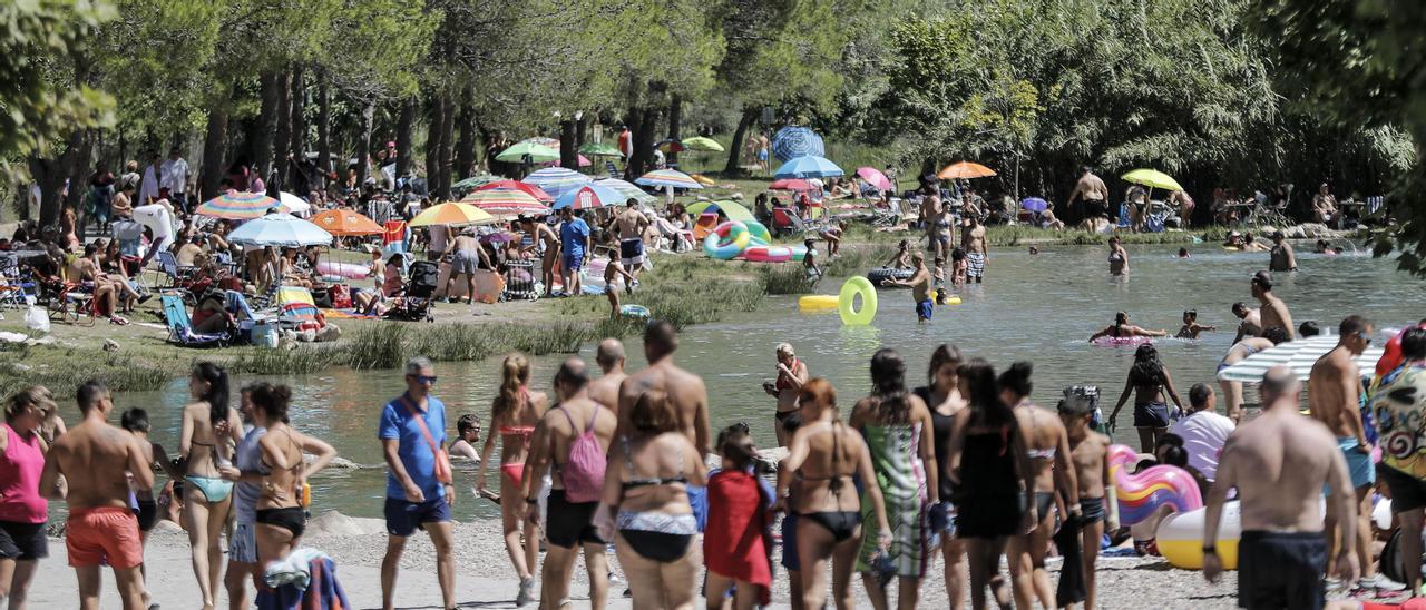 El plan hidrológico de la CHJ amenaza la pervivencia de la Fuente de los Baños, que cada verano atrae a miles de turistas a Montanejos, como se aprecia en esta foto de archivo de antes de la pandemia.