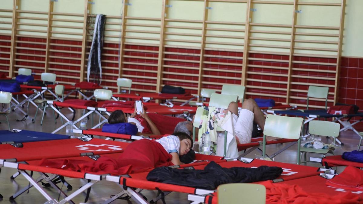 Más de 300 personas pasan la noche en los pabellones habilitados como albergue en Bermillo de Sayago