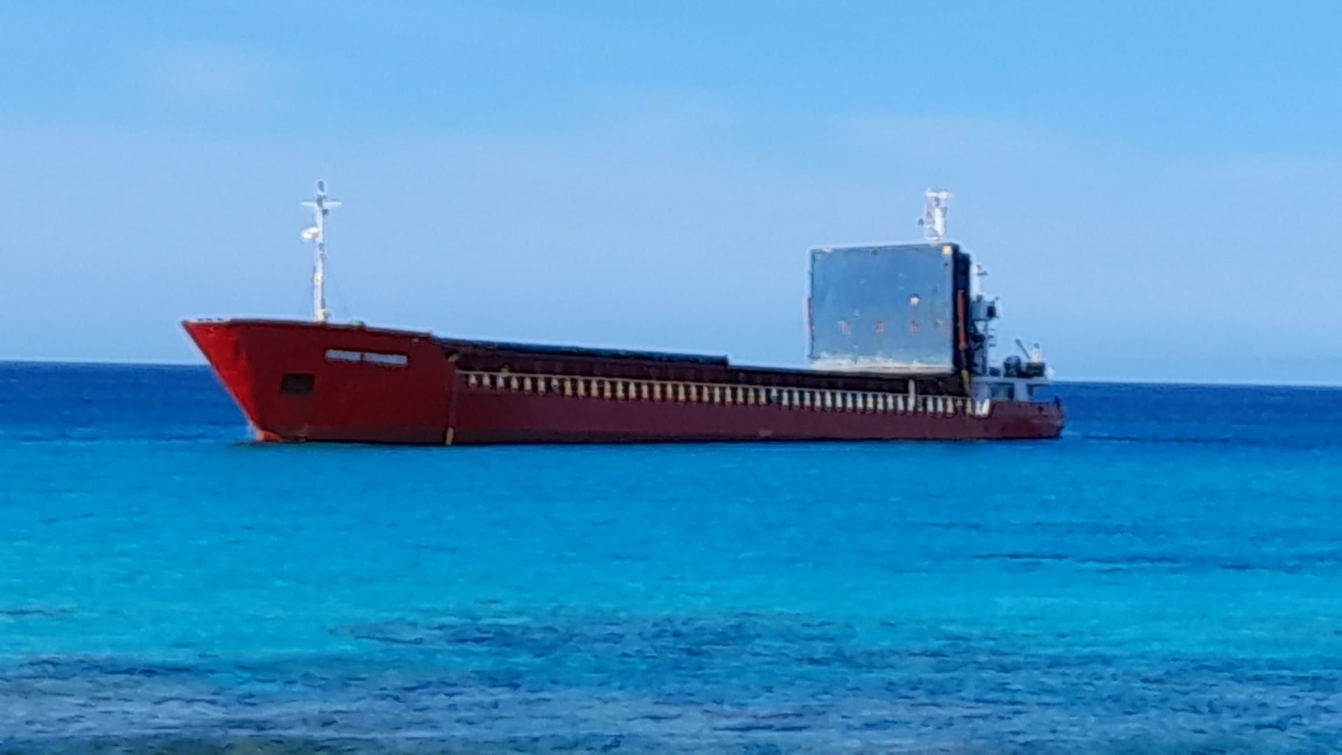 Un buque mercante encalla en una playa de Formentera