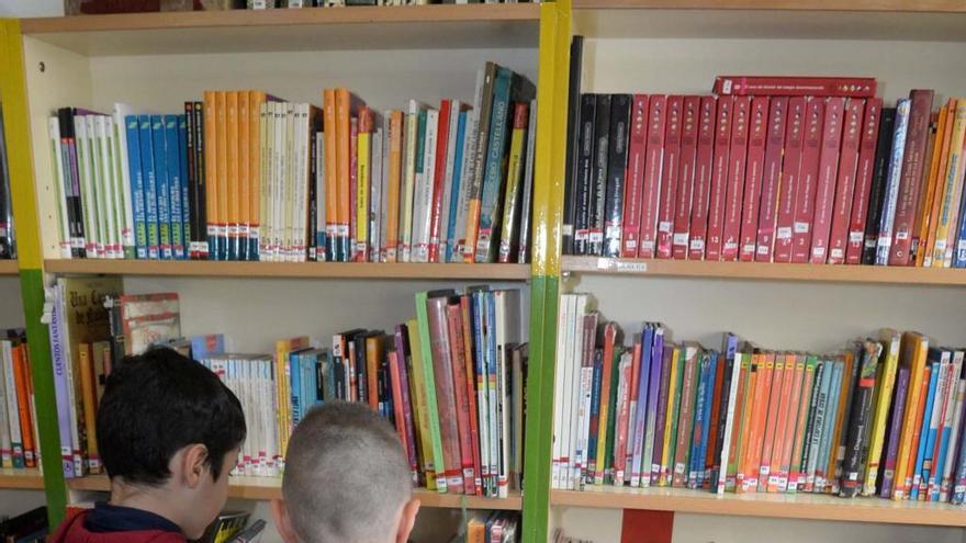 Niños en una biblioteca escolar.