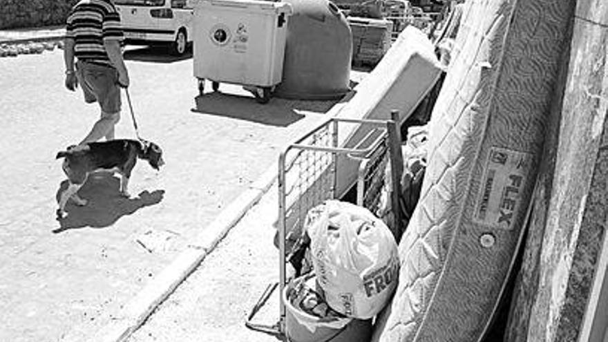 Voluminosos apilados en una calle de Vilagarcía. / j.l. oubiña