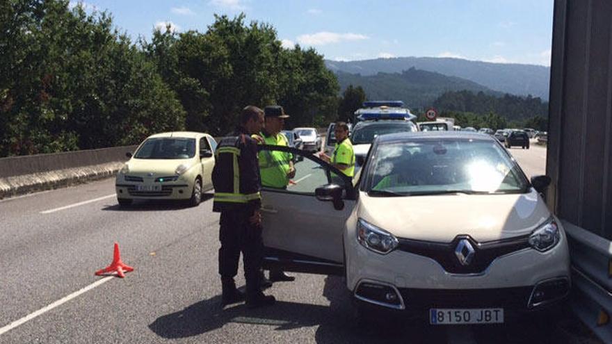 Trasladan a una mujer al Meixoeiro tras sufrir una salida de vía en la A-55 a su paso por Mos