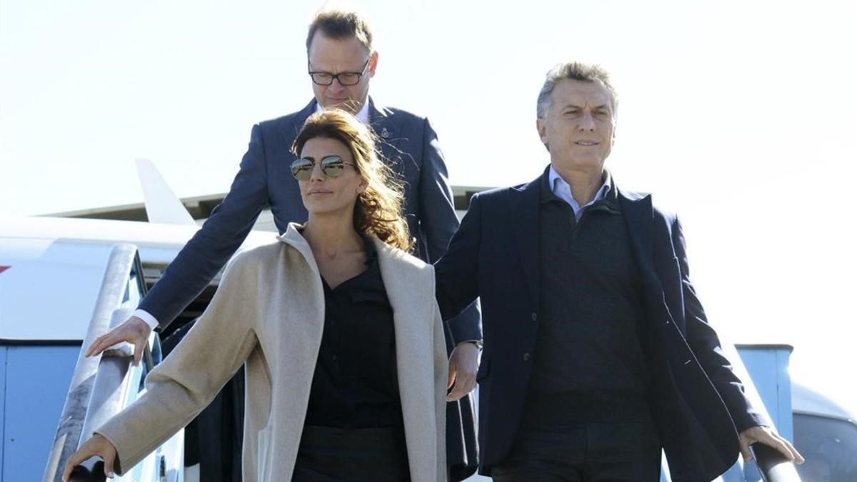 Macri y su mujer, Juliana Awada, bajan del avión tras aterrizar en La Haya (Países Bajos), el 25 de marzo.