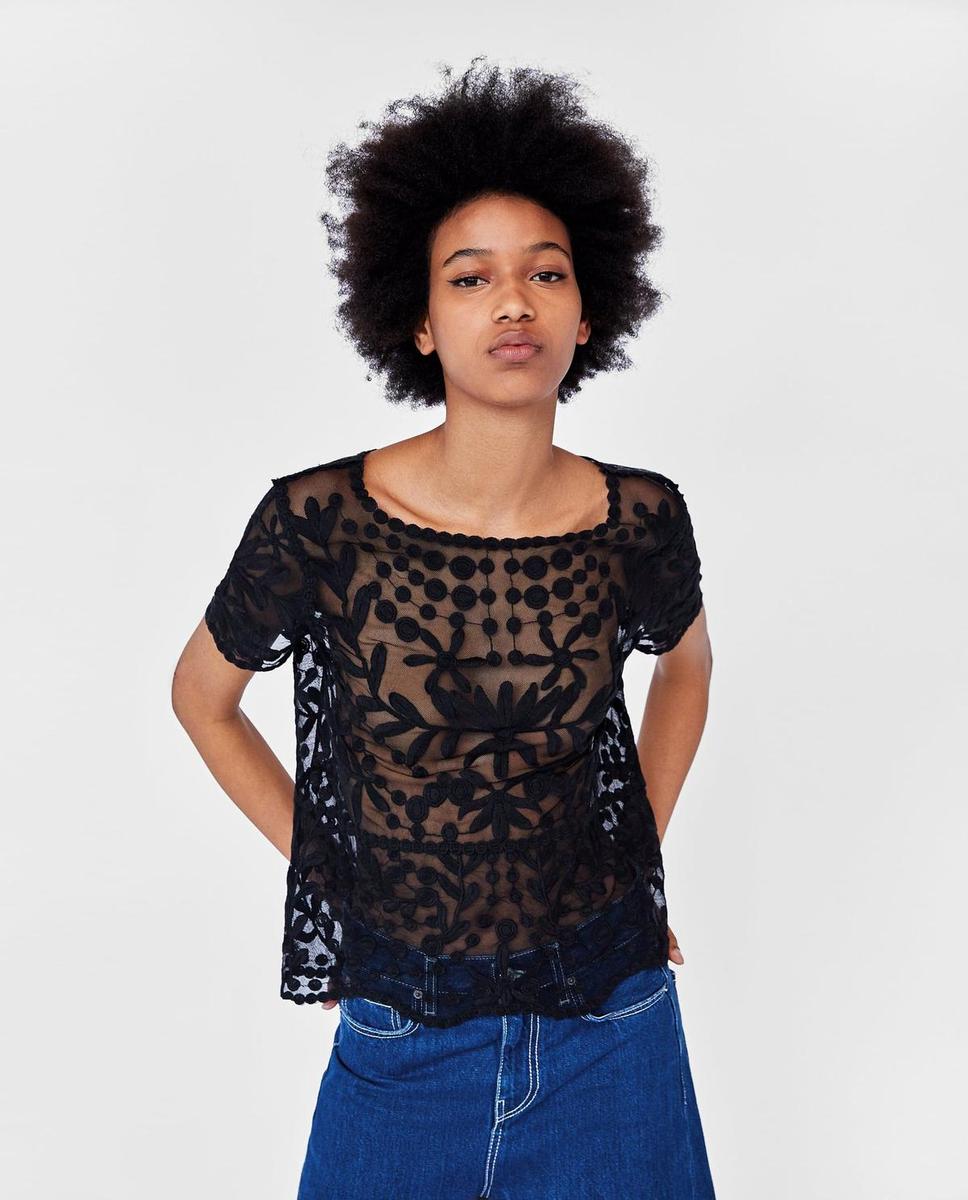 Blusa negra bordada de Zara (Precio: 17,95 euros)