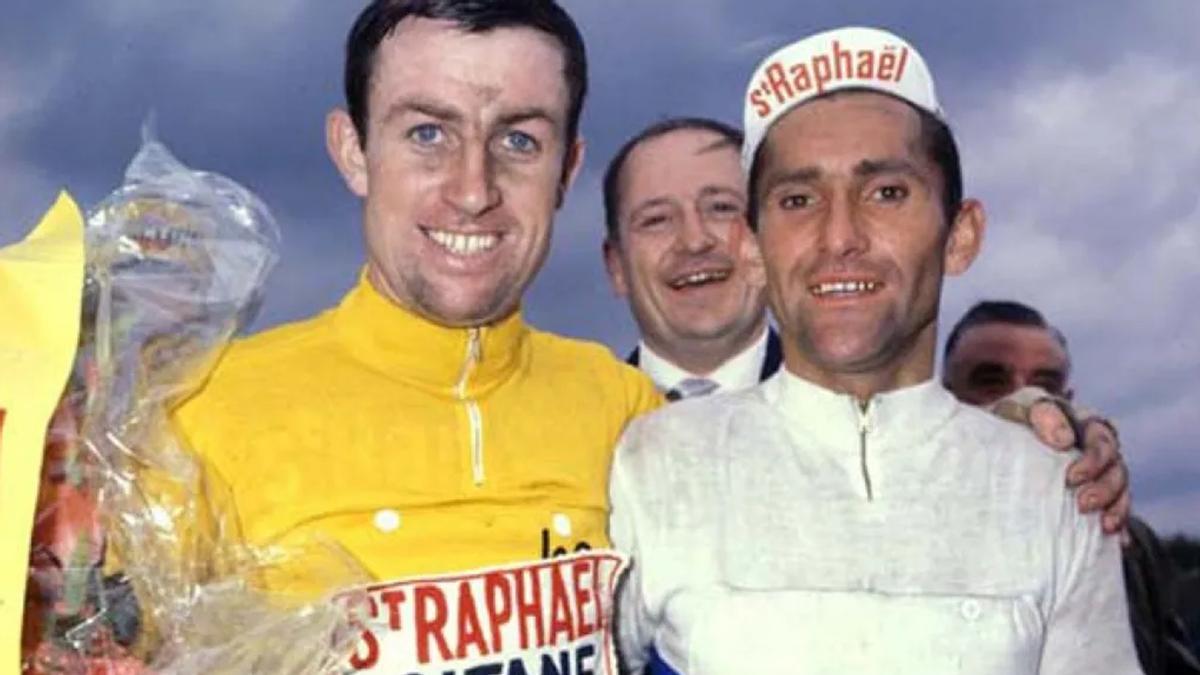 Elliott, vestido de amarillo, junto a Stablinski, su compañero y entonces amigo