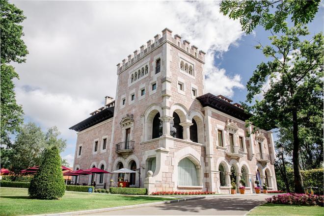 Hotel CASTILLO DEL BOSQUE LA ZOREDA,  La Manjoya, Oviedo (Asturias)