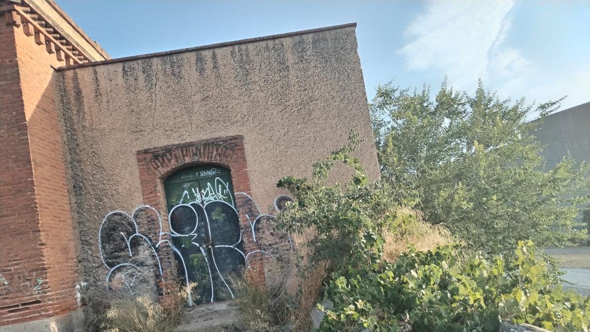 El depósito histórico de San Lázaro y sus inmediaciones, marcados por las pintadas, la maleza y la acumulación de residuos.