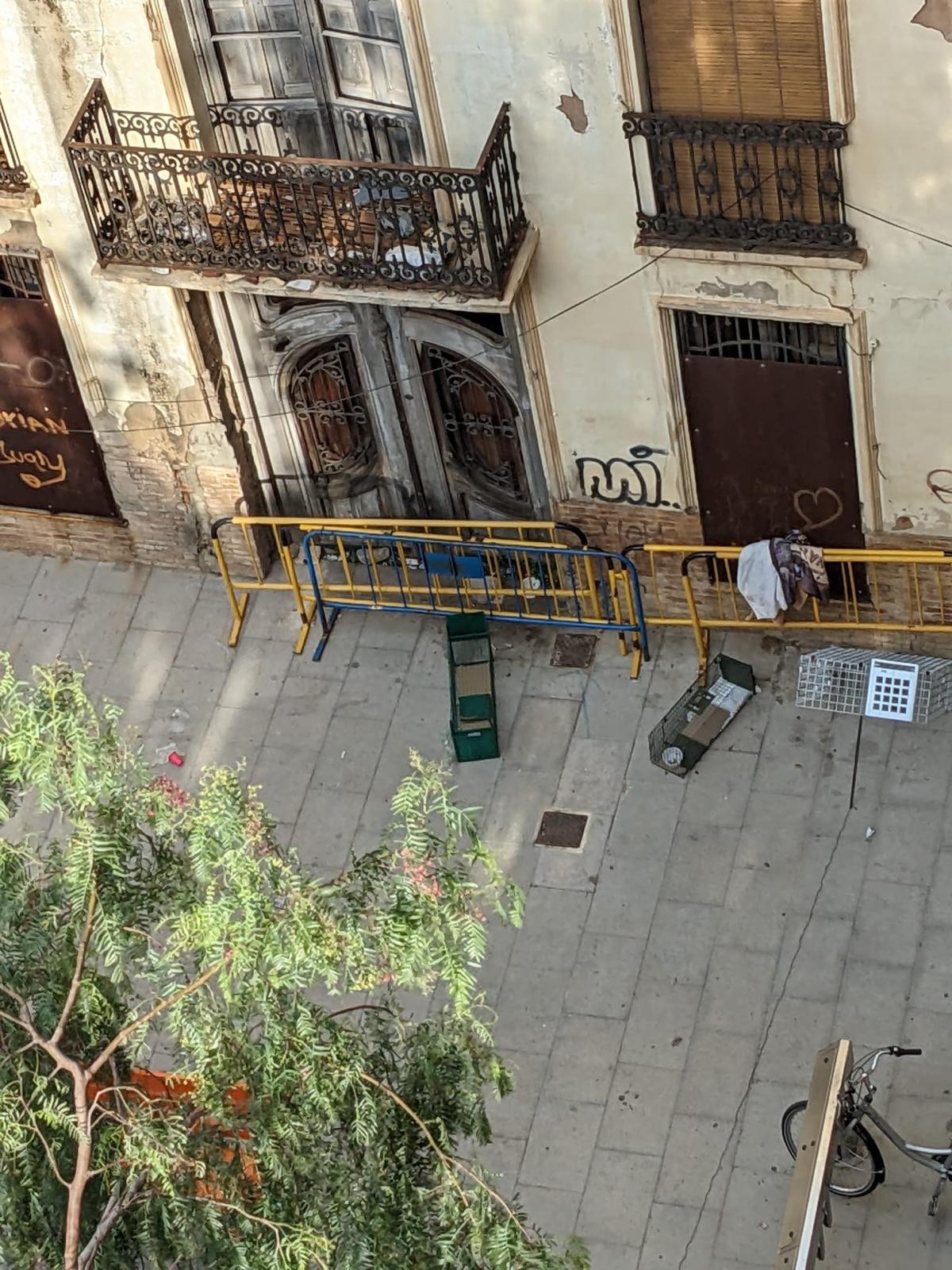 Ensres en la puerta de la casa cuando fue ocupada