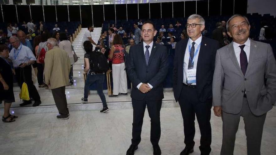 Por la izquierda, Francisco Óscar Laviana, decano de la Facultad de Ciencias; el rector, Santiago García Granda, y Wenceslao López, alcalde de Oviedo, ayer, en la inauguración.