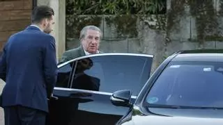 El exalcalde de A Coruña Paco Vázquez visita al rey Juan Carlos en Sanxenxo