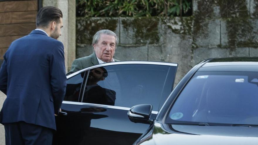 Paco Vázquez, en el exterior de la residencia de Campos