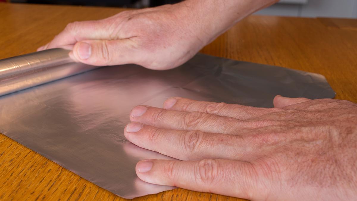 Adiós a la congestión por la noche: la razón por la que más gente envuelve los pies en aluminio antes de acostarse