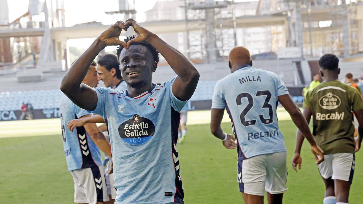 El ariete africano celebra un gol con el filial la temporada pasada.