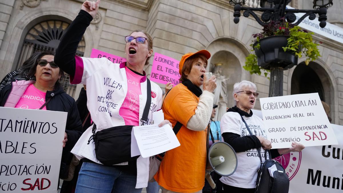 Manifestación de varias asociaciones de cuidadoras sociales contra la precariedad laboral en la plaza Sant Jaume.